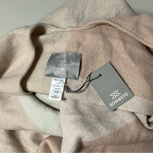 🆕 Soia & Kyo Light Pink & Cream Colorblocked Open Poncho W/ Scarf Hem OS Shawl - Picture 4 of 11